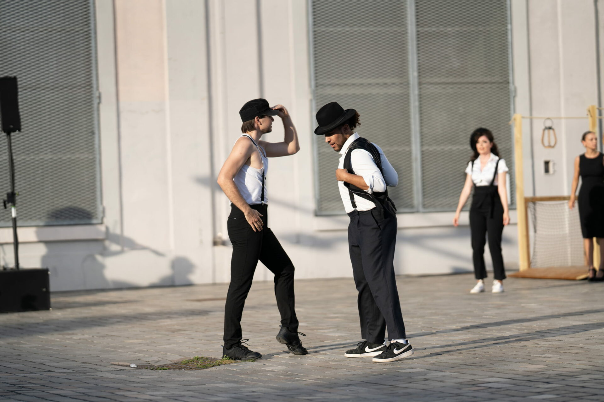 Performance de danseurs lors d’un événement d’entreprise en extérieur, organisation XXL Happyness