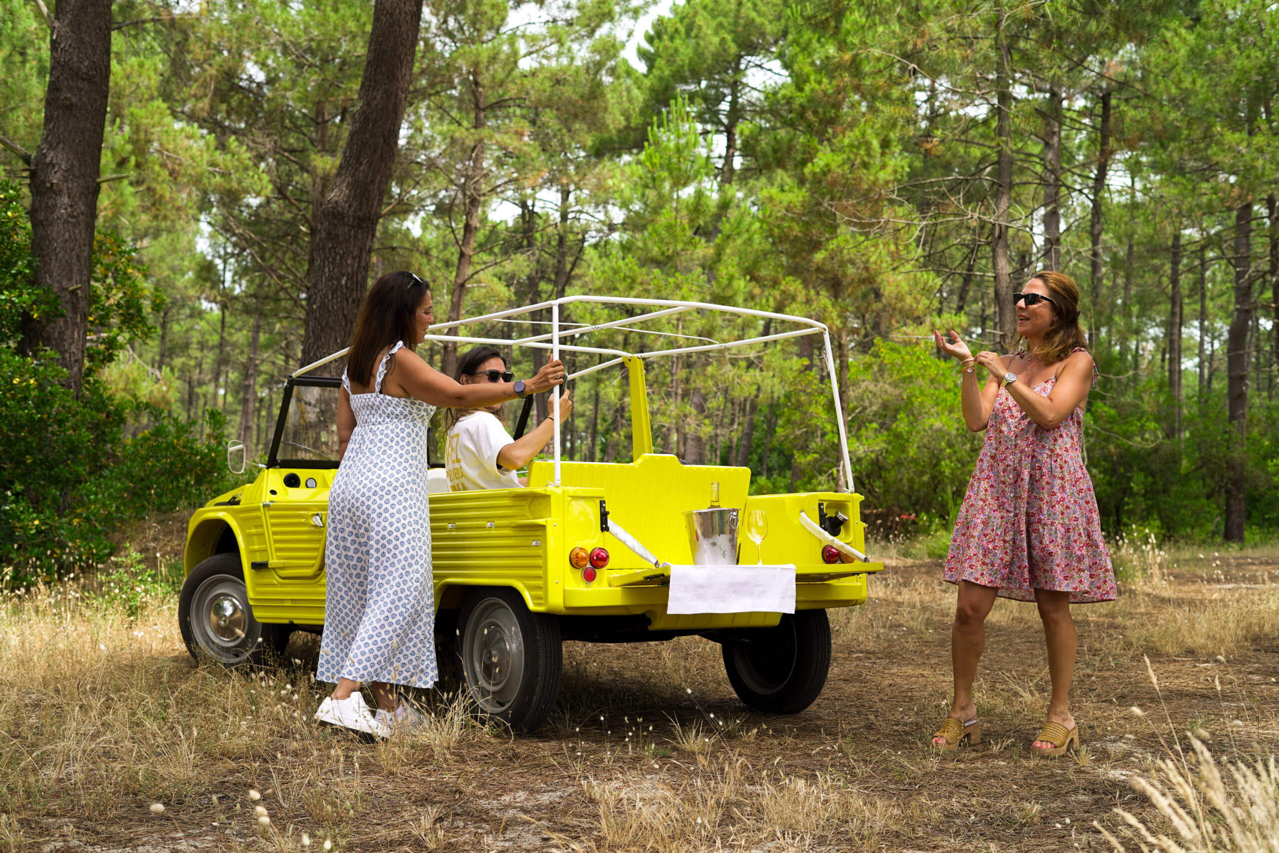 Aperitif around a yellow Méhari in the pine forest – a corporate eventXXL Happyness, in the Arcachon Bay area