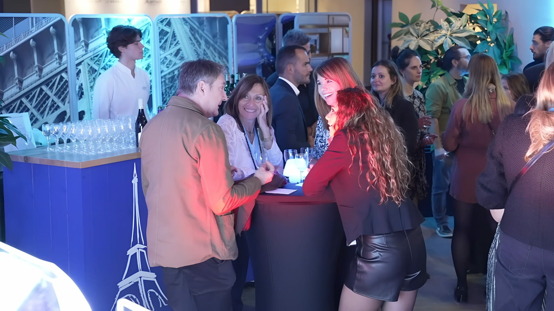 Soirée d’entreprise à Paris avec décor Tour Eiffel, organisation XXL Happyness