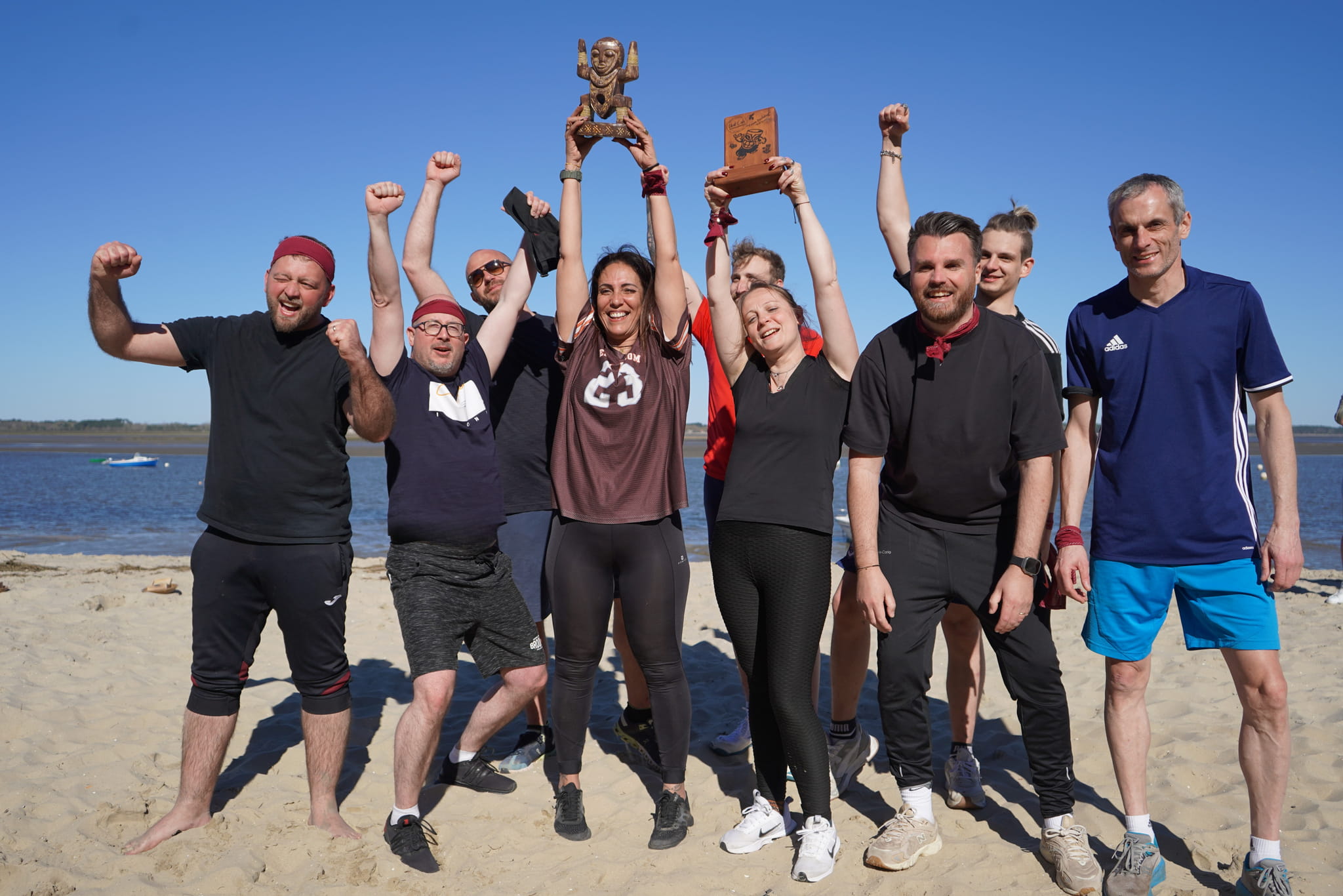 Équipe célébrant sa victoire lors d’un team building à Bordeaux, organisation XXL Happyness