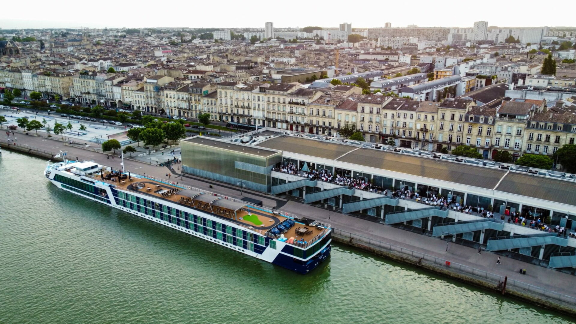 Vue aérienne d’un événement d’entreprise sur les quais de la Garonne à Bordeaux, organisation XXL Happyness