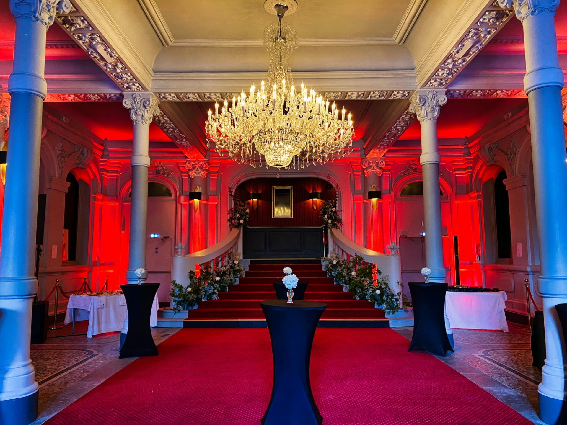 Réception dans un hall parisien prestigieux sous un lustre monumental, organisation XXL Happyness